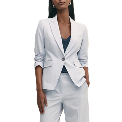 Mulher de empresária usa terno azul claro