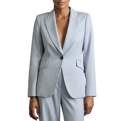 Mulher de empresária usa terno azul claro