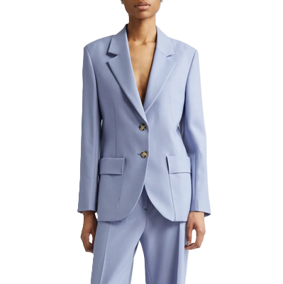 Mulher de empresária usa terno azul claro