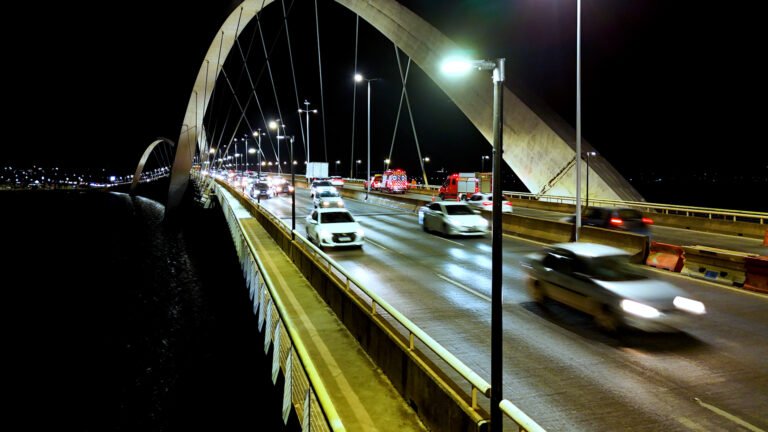 Finalizado mutirão de manutenção do sistema de iluminação pública na Ponte JK