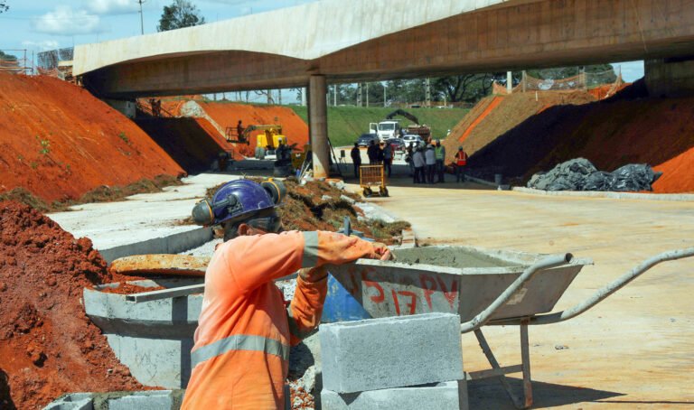 Obras na ESPM: Equipes trabalham para ligar rede de drenagem sob linha do metrô
