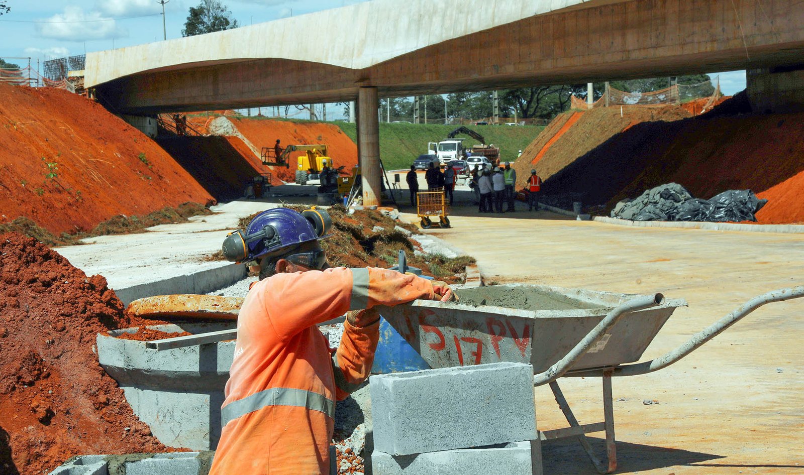 Obras na ESPM: Equipes trabalham para ligar rede de drenagem sob linha do metrô