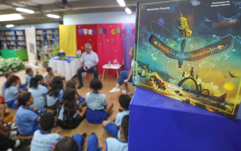 Biblioteca desenhada por Niemeyer promove conversa de alunos com autor de livro sobre Brasília