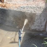 Muro de arrimo é construído para evitar problemas de erosão em ponte sobre o Córrego Samambaia