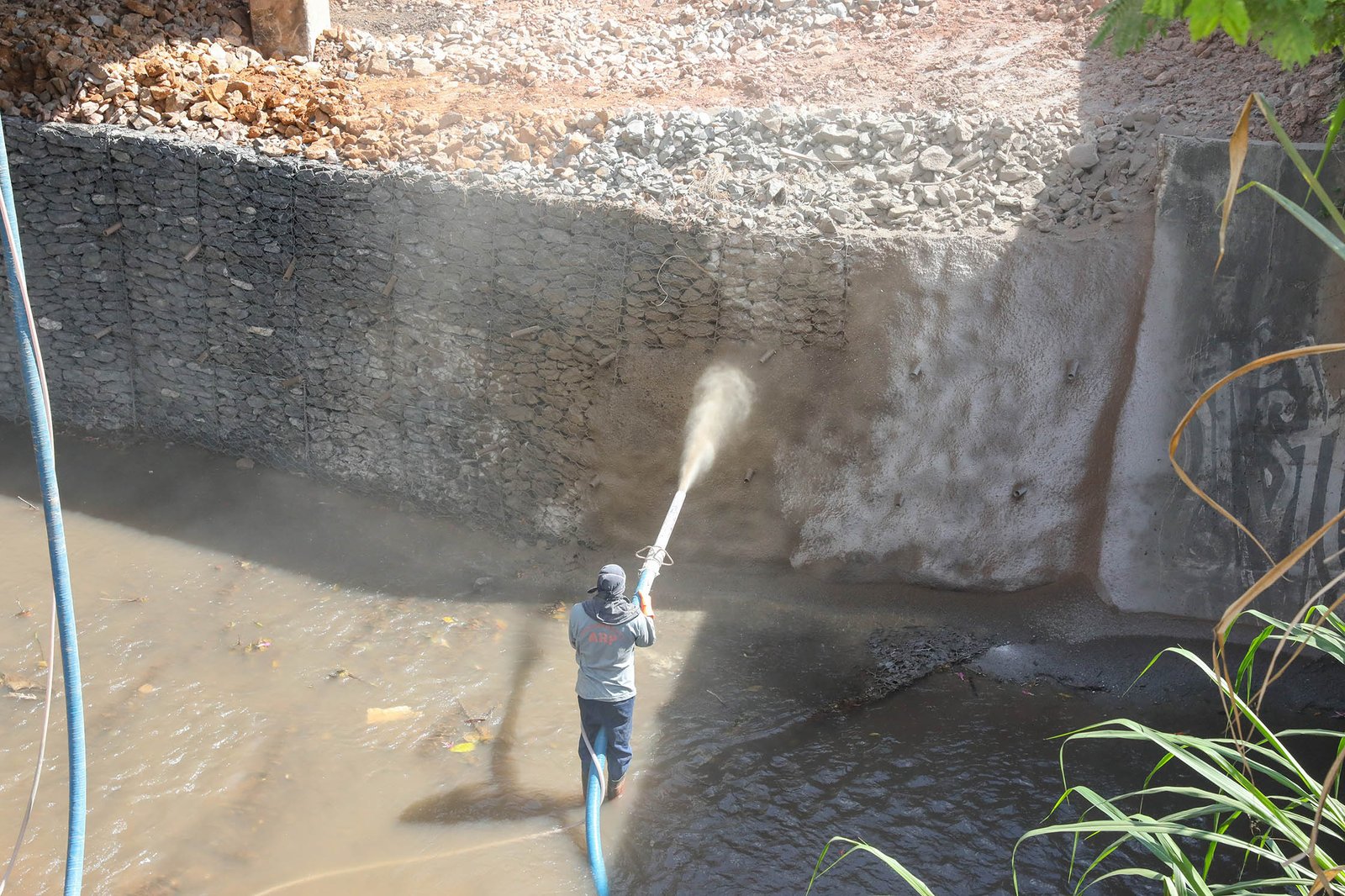 Muro de arrimo é construído para evitar problemas de erosão em ponte sobre o Córrego Samambaia