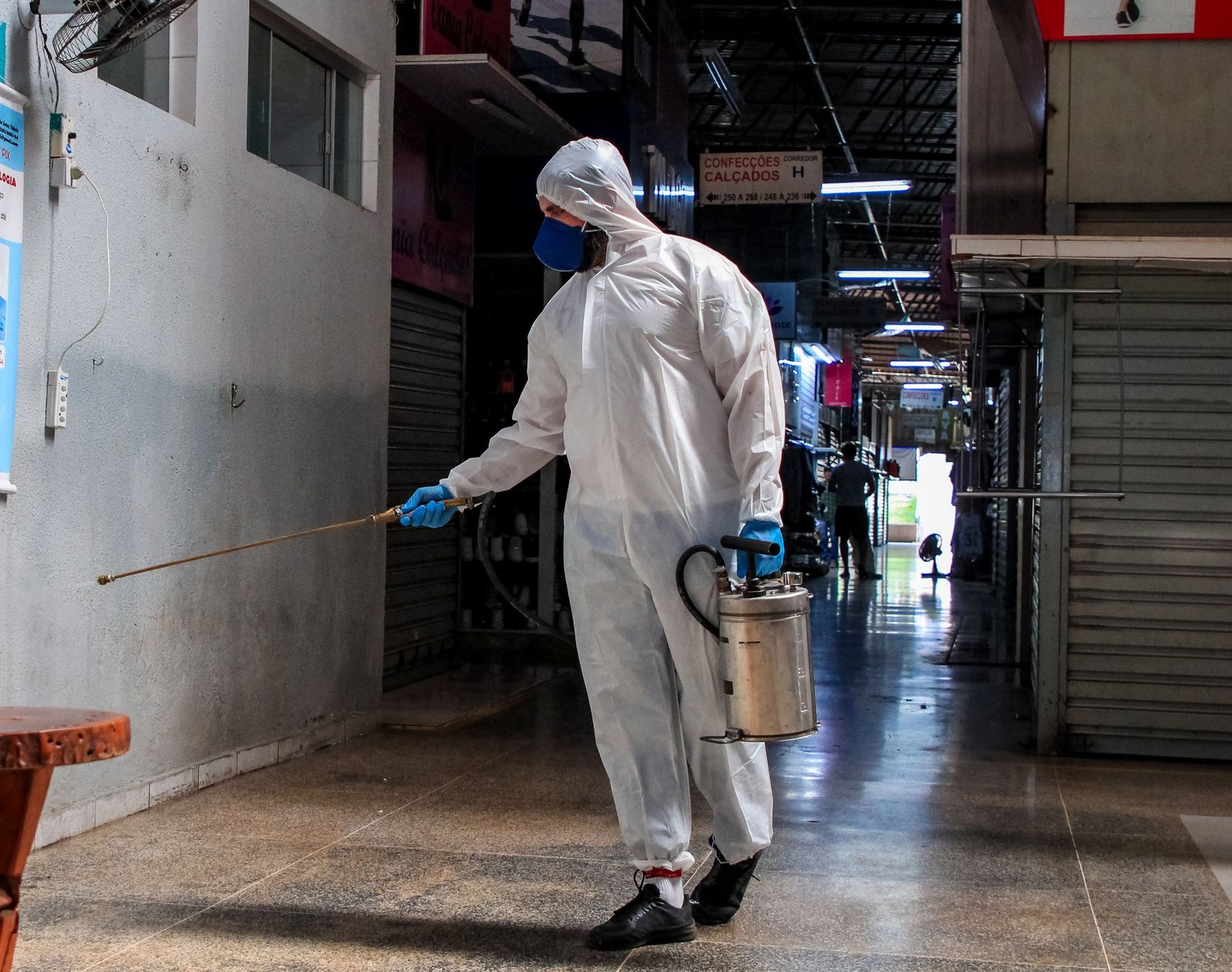 Aplicação de inseticida reforça combate à dengue na Feira no Guará