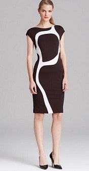 Mulher usa vestido de bainha preta acastanhada com estampa de girafa