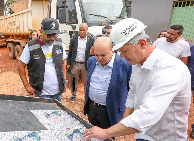 10/04/2025 - Governador Ibaneis Rocha visita obras de infraestrutura no Sol Nascente