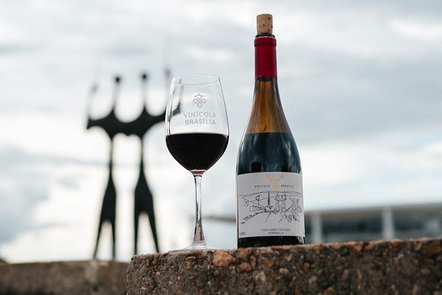 06/04/2025 - No aniversário de 65 anos, Brasília ganha vinho exclusivo de projeto que integra a Rota das Uvas