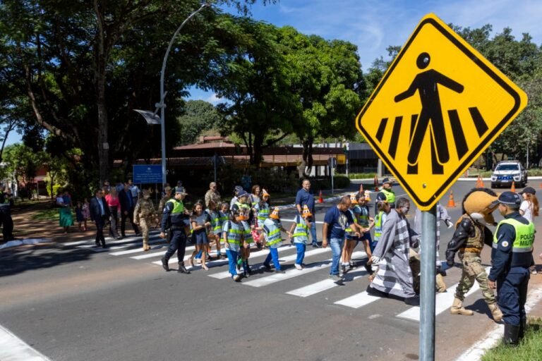Local da primeira faixa de pedestre implantada no DF tem ação educativa nesta terça (1º/4)