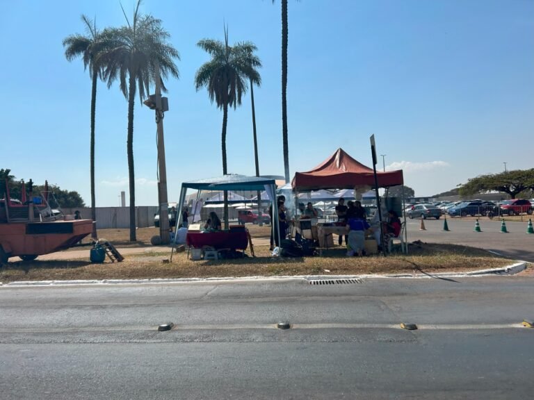 Show de dupla sertaneja e festival de rock abrem 120 vagas de trabalho para ambulantes