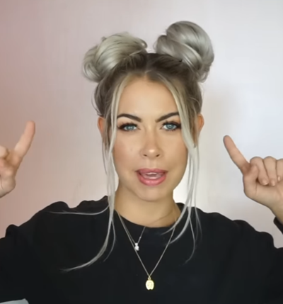 Youtuber Brittanynichole aponta para seus pães espaciais