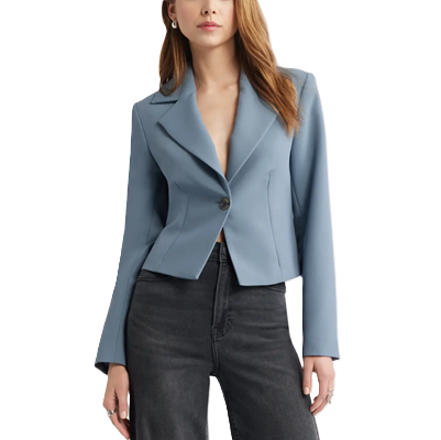 Mulher usa blazer azul empoeirado