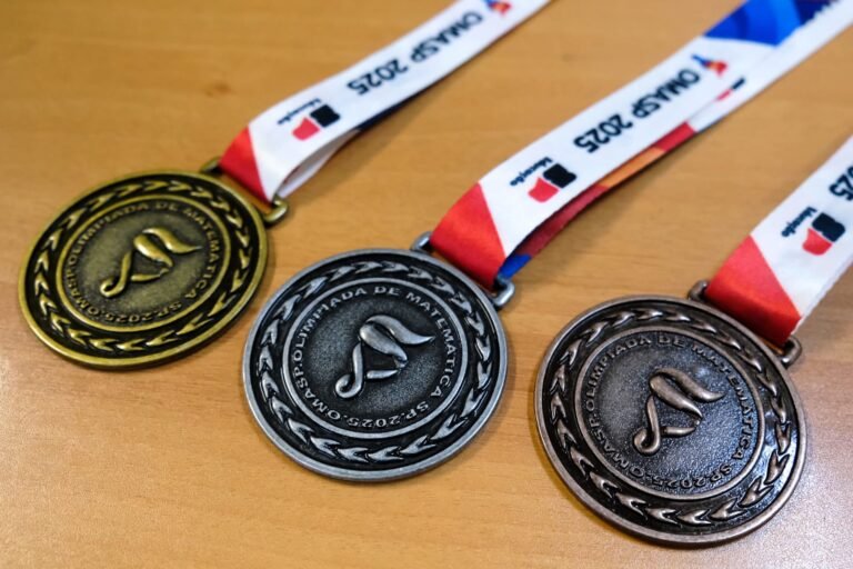 Educação dá início à entrega de 123 mil medalhas da segunda edição de olimpíada estadual neste sábado (14)