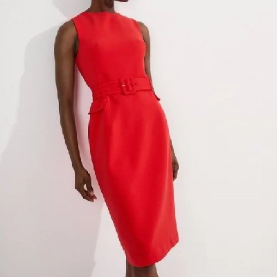 Uma mulher vestindo um vestido midi sem mangas vermelho brilhante