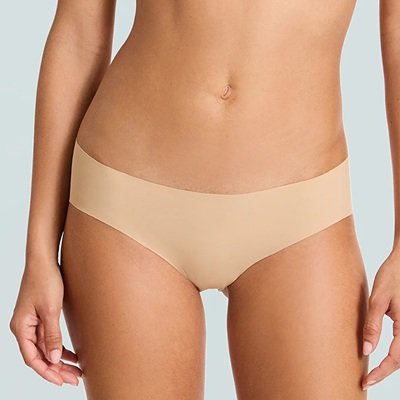 A parte inferior do corpo de uma mulher; Ela está usando uma roupa de baixo de biquíni nua