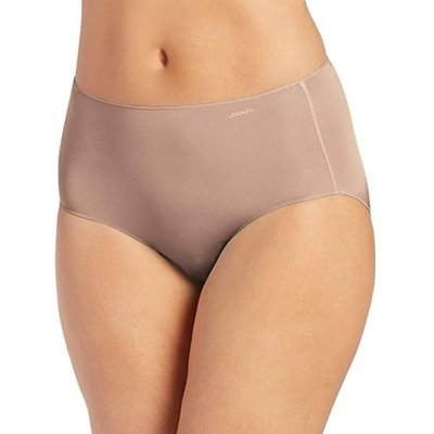 A parte inferior do corpo de uma mulher; Ela está usando um resumo nu