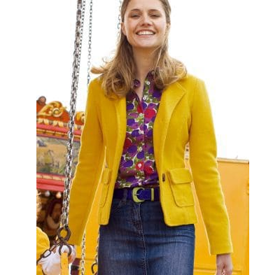Mulher em blazer amarelo
