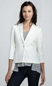 Mulher usa blazer branco com bainha estranha espreitando