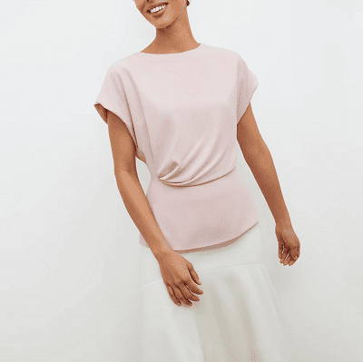 Top elegante para roupas de trabalho da MMLF; É um rosa pálido e tem um detalhe de cintura drapeado