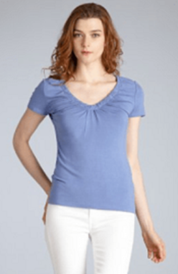 Camiseta azul periwinkle com detalhes reunidos no decote