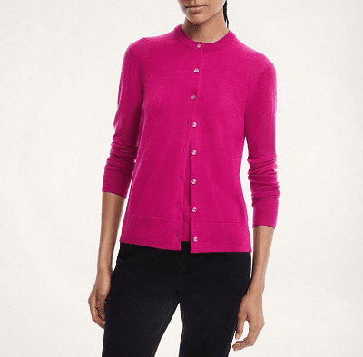 Um cardigã clássico de lã de lã rosa quente de Brooks Brothers