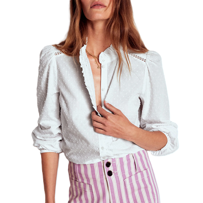 mulher profissional usa blusa branca com gola interessante