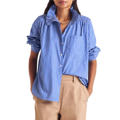mulher profissional usa blusa azul com gola interessante