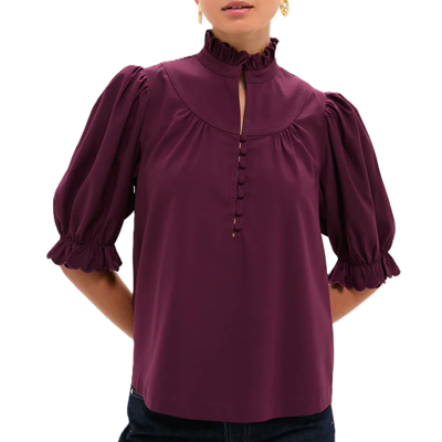 mulher profissional usa blusa roxa profunda com gola interessante