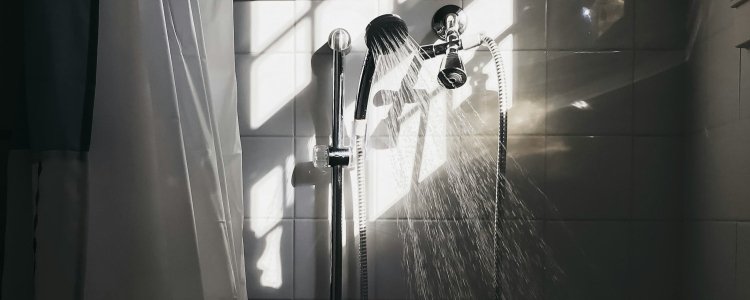 chuveiro doméstico escuro com luz entrando