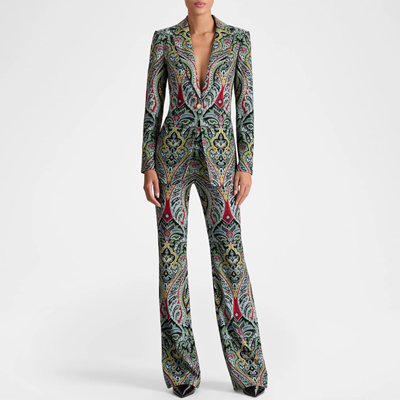 mulher usa terninho com estampa paisley