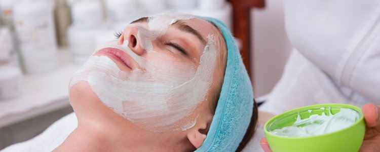 mulher relaxa enquanto faz um tratamento facial