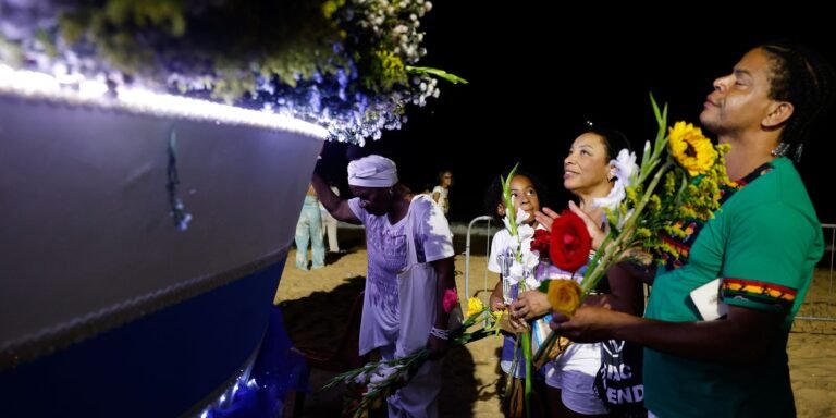 Umbanda faz culto à Iemanjá na véspera do réveillon no Rio