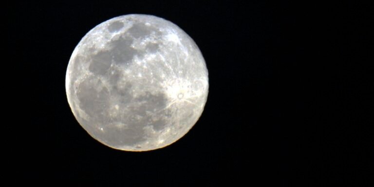 Superlua não aumenta de tamanho, mas se aproxima mais da Terra