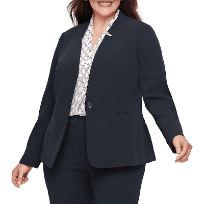 modelo plus size usa ótimo terno básico para entrevista