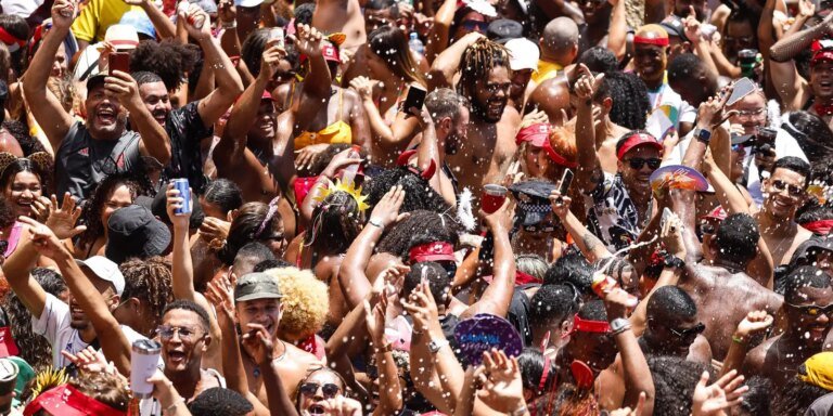 Bailes da Cinelândia transformam o centro do Rio com shows ao vivo