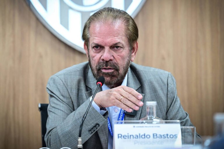 Reinaldo Carneiro é reeleito presidente da FPF – 25/03/2026 – Esporte