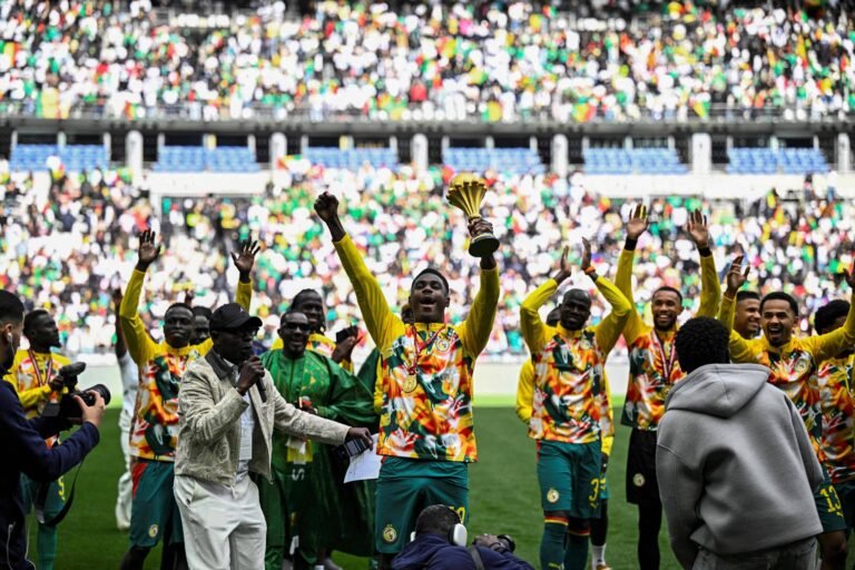 Senegal exibe troféu retirado por decisão da CAF – 28/03/2026 – Esporte
