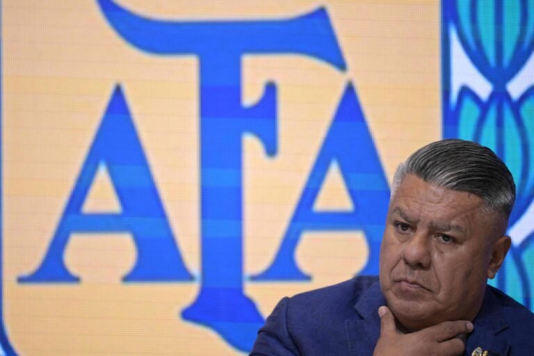 Argentina: Presidente da AFA é acusado de evasão fiscal – 30/03/2026 – Esporte