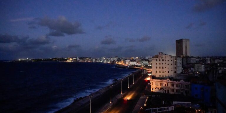 Comboio leva alimentos, itens médicos e painéis solares para Cuba
