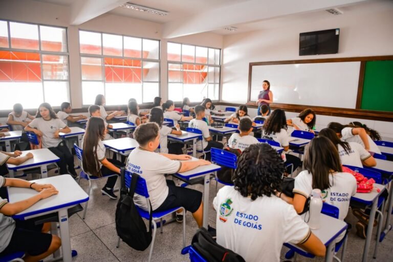 Governo sanciona projeto de lei que concede reajuste de 5,4% a professores da rede estadual de ensino – Portal Goiás