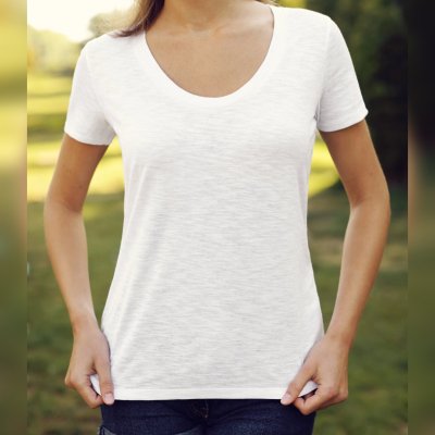 mulher usa camiseta branca casual e shorts jeans