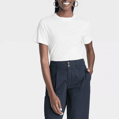 uma das melhores camisetas femininas de fim de semana: uma camiseta branca com gola redonda da Amazon