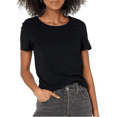 uma das melhores camisetas femininas de fim de semana: uma camiseta preta com gola redonda da Amazon