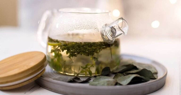 7 chás com ervas para melhorar a saúde no outono