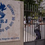 Professores da Uerj entram em greve por recuperação salarial