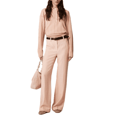 Mulher usa calça rosa claro e suéter rosa claro