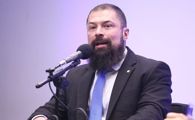 Comissão aprova porte de arma para atiradores com mais de um ano de registro – Notícias