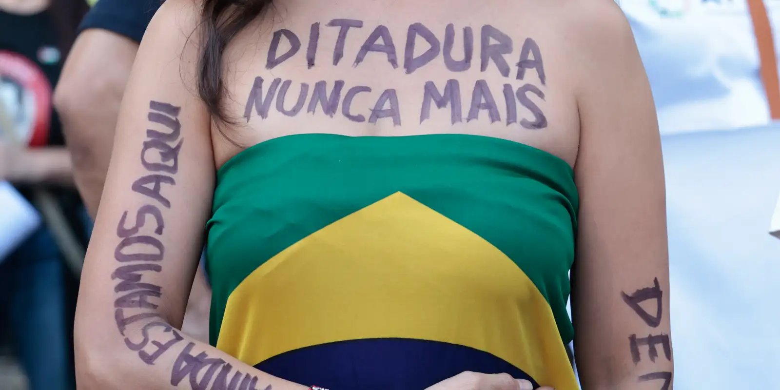 Certidões de óbito retificadas de vítimas da ditadura são entregues