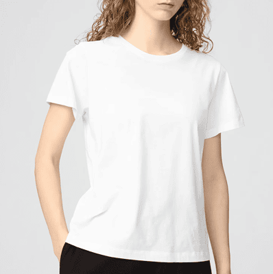 mulher com camiseta branca opaca